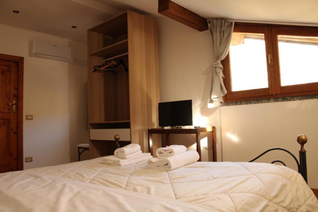 Hotel Al Verde แมนเดลโล เดล ลาริโอ ภายนอก รูปภาพ