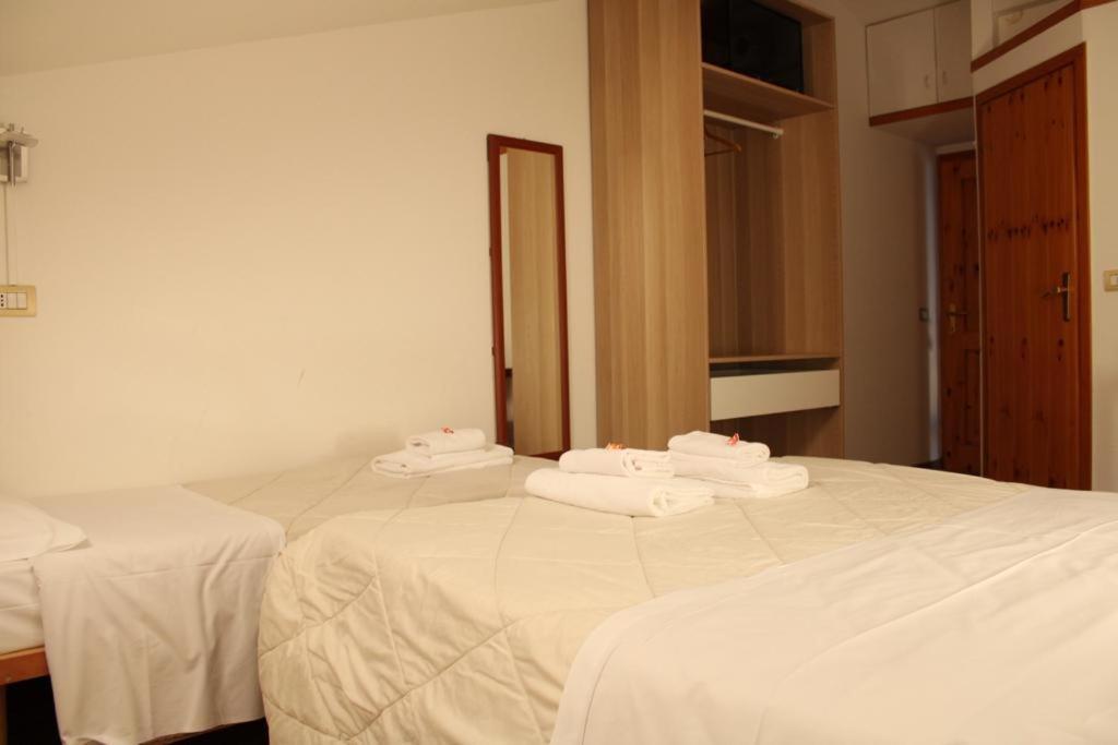Hotel Al Verde แมนเดลโล เดล ลาริโอ ภายนอก รูปภาพ