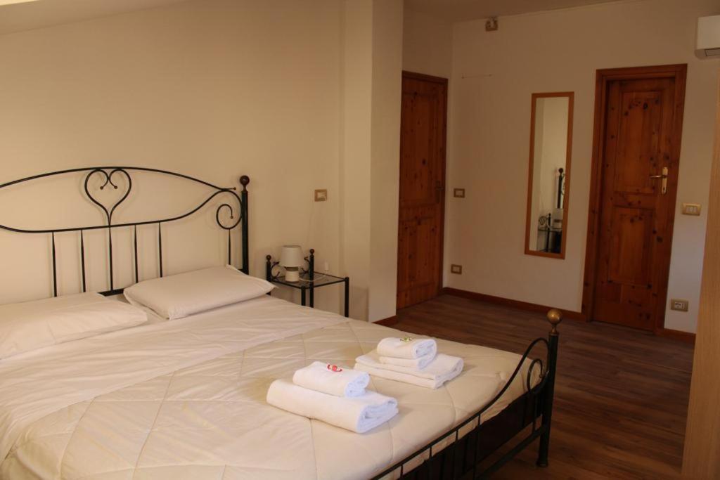 Hotel Al Verde แมนเดลโล เดล ลาริโอ ภายนอก รูปภาพ